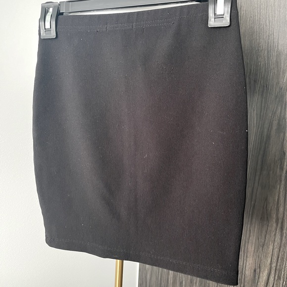 Forever 21 black mini skirt - Picture 3 of 4